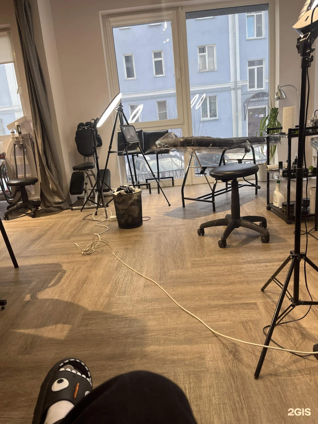 Интерьер GidionTattoos: рабочие места и большие окна